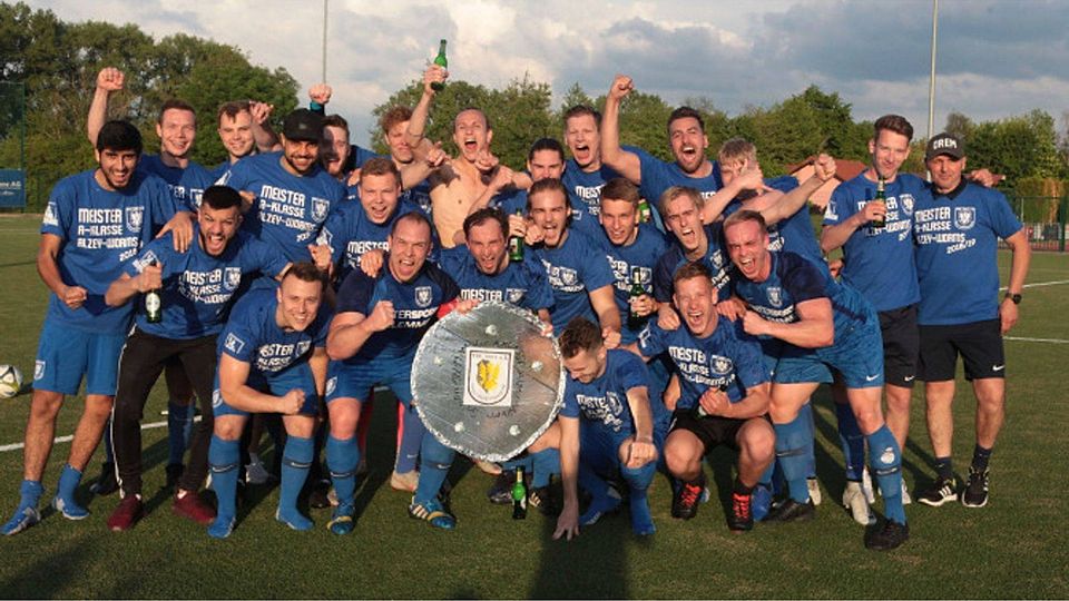 Meisterbild mit Meisterschale: Der TSV Gau-Odernheim II feiert sensationelle zwei Jahre.	Foto: BK/Axel Schmitz