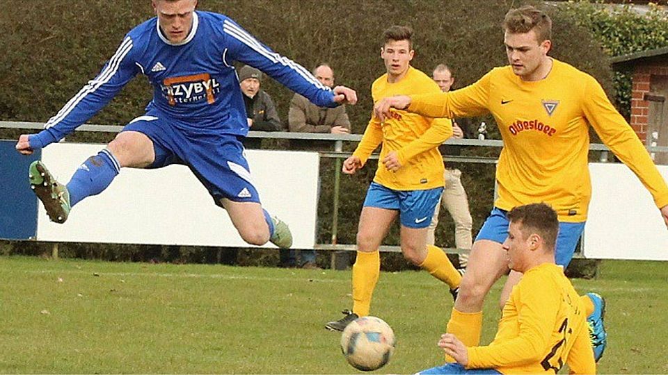 Dem Tackling entkommen: Breitenfeldes Arne Riewe (links) springt zwar über die Grätsche Patrick Matysiks (VfL Oldesloe) hinweg, muss den Ball aber dennoch hergeben. Foto: Lekien