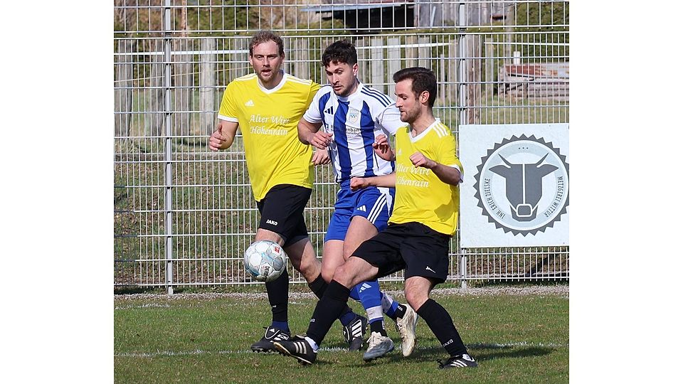 Mit Fortuna im Bunde waren Christian Martners (Mi.) Eurasburger beim 1:0-Sieg gegen die Höhenrainer um Hubert Götzinger (li.) und Maximilian Lutz.