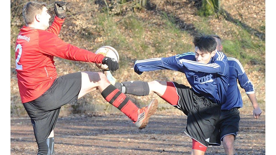 Hoch das Bein: Der Wiesbacher Julian Wagner (links) und  Hung Quan Nguyen vom SV Ixheim mit vollem Körpereinsatz. Foto: Schwarz