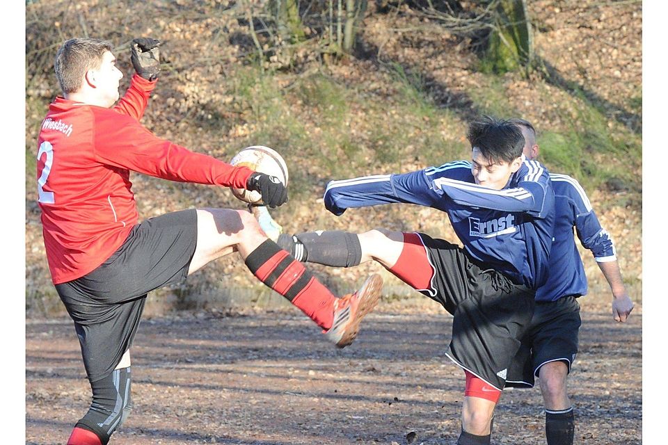 Hoch das Bein: Der Wiesbacher Julian Wagner (links) und  Hung Quan Nguyen vom SV Ixheim mit vollem Körpereinsatz. Foto: Schwarz