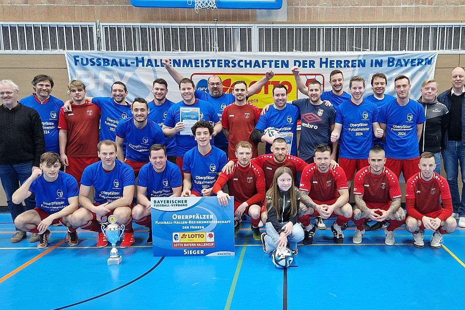 Zwei Vereine vertreten die Oberpfalz beim Landesfinale in Amberg: Die SpVgg Pfreimd (blau) und der 1. FC Raindorf (rot).