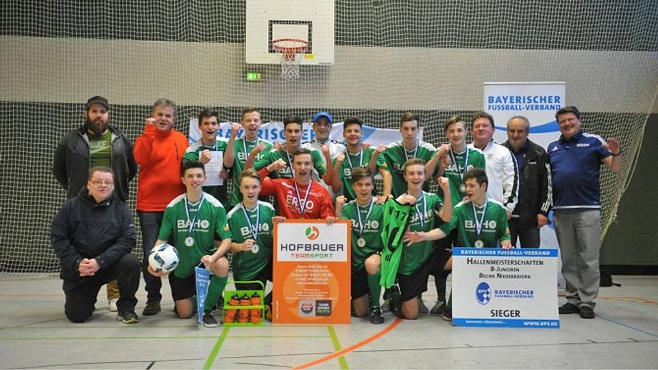 Triumph bei der "Niederbayerischen": Im Finale schoss die Deggendorfer U17 die SpVgg Ruhmannsfelden mit 5:0 vom Parkett.  F: Geisler