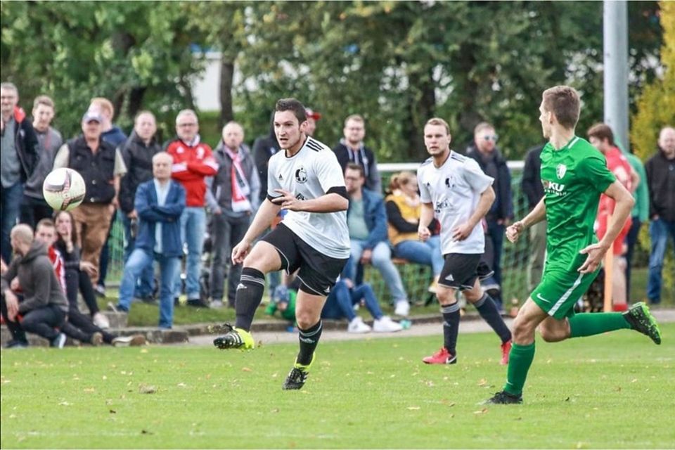 Immer auf Ballhöhe: Emanuel Rein im Rückrundenspiel gegen den TSV Adelmannsfelden, das mit 1:3 verloren ging. Kevin Bernecker war an diesem Tag einfach zu stark und erzielte alle drei Tore für die Gäste.