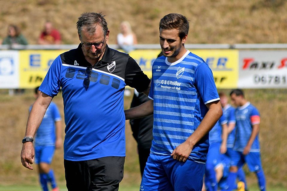 Nach vier Spieltagen ist es vorbei, Dirk Kapitulski (links) muss als Trainer der SG Rieschweiler gehen. 