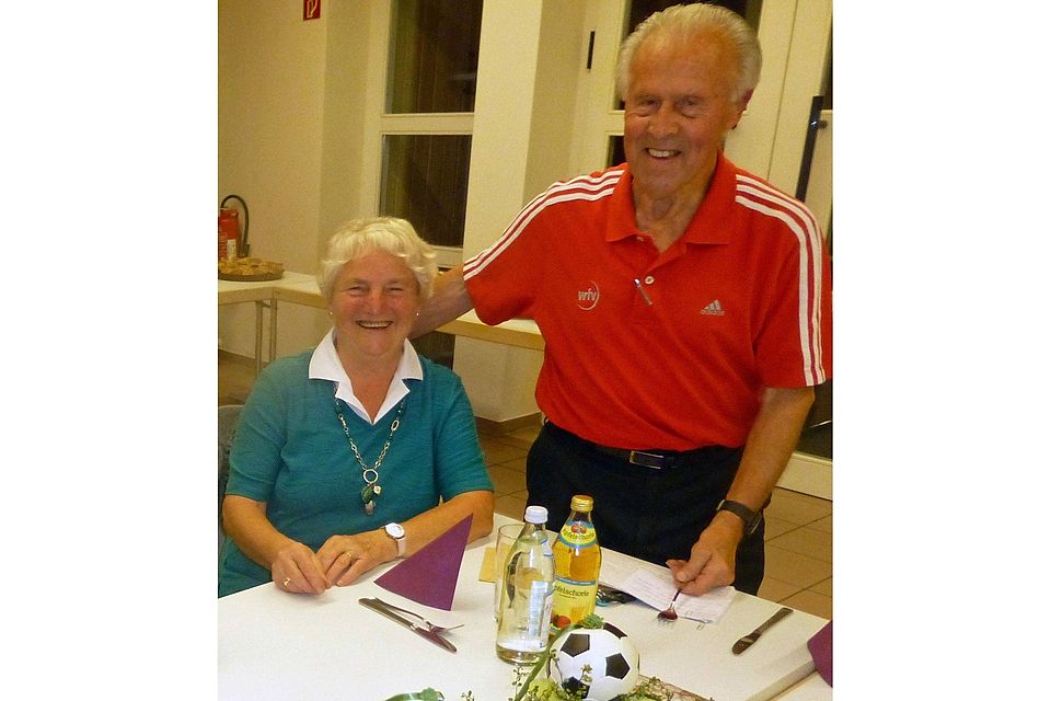 Adolf Schick (hier mit seiner Ehefrau Margret) von den Sportfreunden Bronnen hat sein 60-jähriges Jubiläum als Fußball-Schiedsrichter gefeiert. Seidler