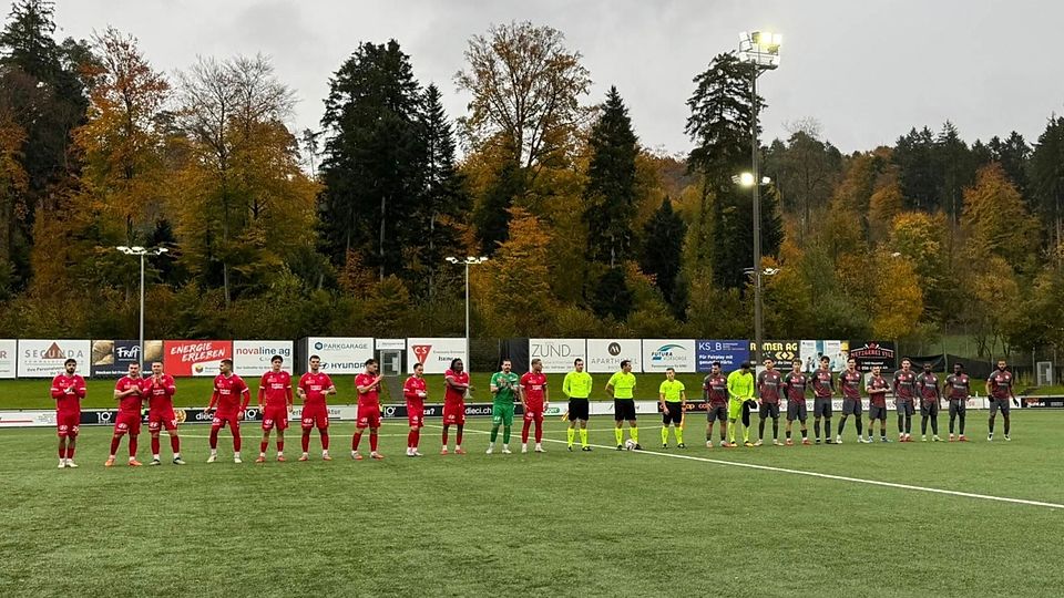 Die Spieler des FC Dietikon (in grau) machten ihrem Trainer Daniel Tarone mit dem 1:0-Sieg in Baden ein verfrühtes Geburtstagsgeschenk.