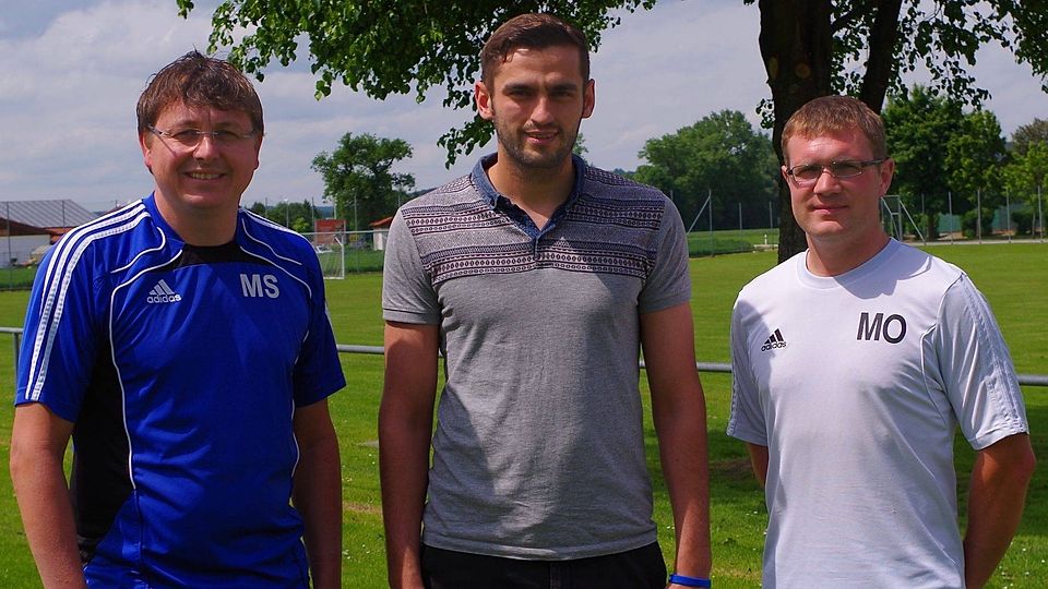 Markus Schwarzbauer (li.) und Michael Ortner (re.) begrüßten den neuen Spielertrainer Fatos Krüziu (mitte) Foto: SVB