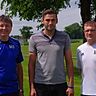 Markus Schwarzbauer (li.) und Michael Ortner (re.) begrüßten den neuen Spielertrainer Fatos Krüziu (mitte) Foto: SVB