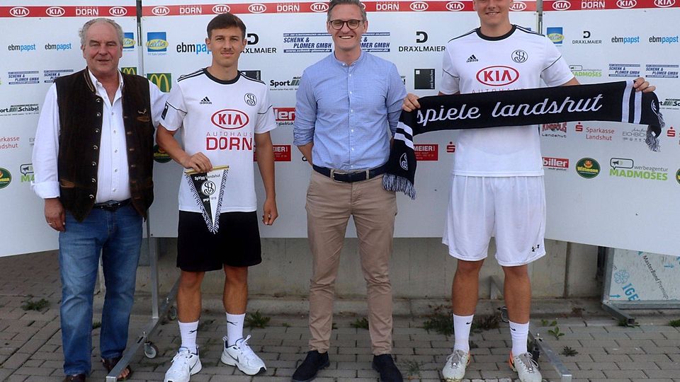Auf dem Bild von links SVL-Vorstand Manfred Maier, Leonardo Lechner, Sportvorstand Benedikt Neumeier und Robin Oswald.
