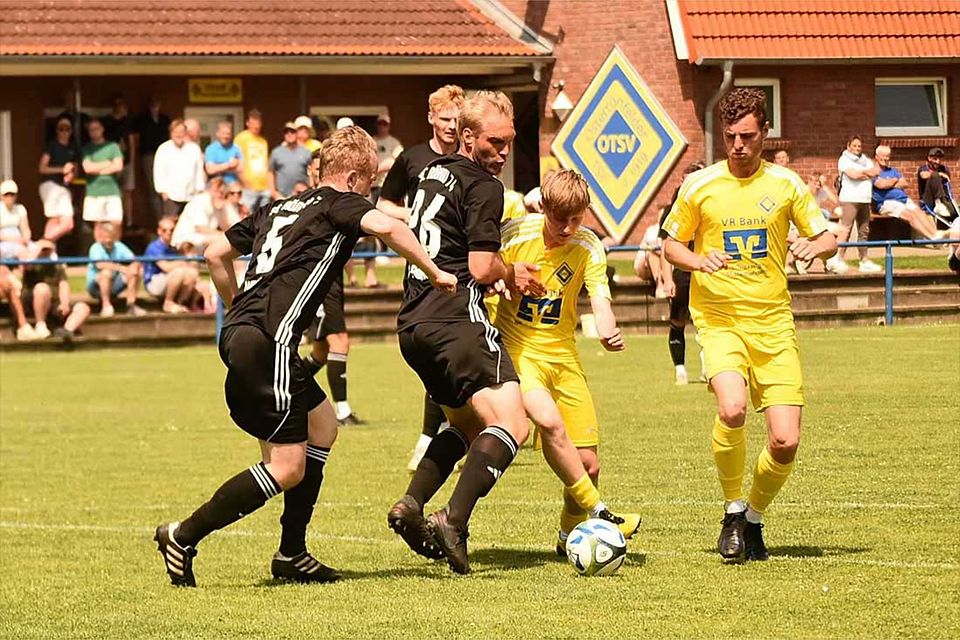 Luca Wallschläger (am Ball) und der Osterrönfelder TSV verlernen das Siegen.