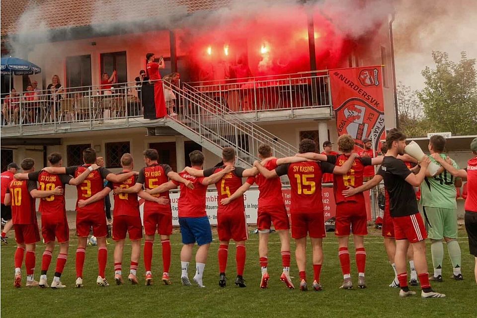 "Wer nicht hüpft, der ist B-Klassist, Hey, Hey"! Der SV Kasing II marschiert in die A-Klasse!