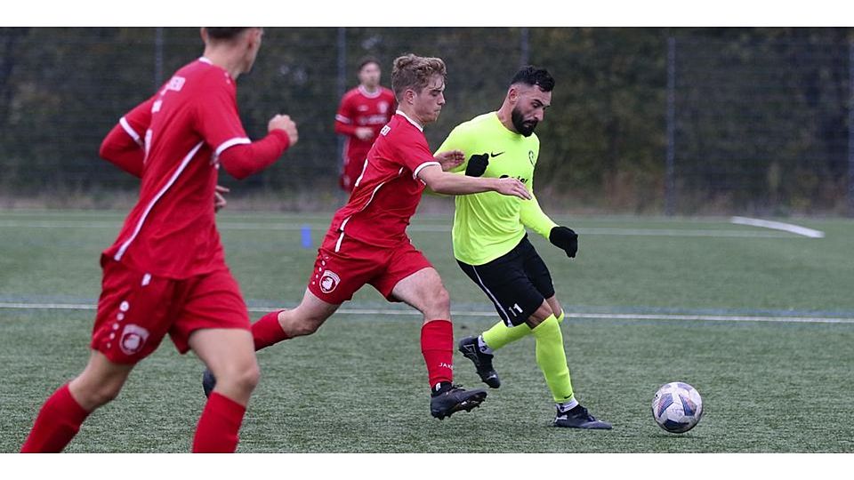 Luke Pascal Benner (Mitte) und seine jungen Mitspieler von der SSG Breitscheid wissen inzwischen, wie sie in der A-Liga agieren müssen, um Erfolg zu haben. Seine Mannschaft ist seit vier Spieltagen unbesiegt. In dieser Szene setzt Benner seinen Gegenspieler Rrezon Islami (r.) vom SV Herborn unter Druck. Foto: Lorenz Pietzsch © Lorenz Pietzsch