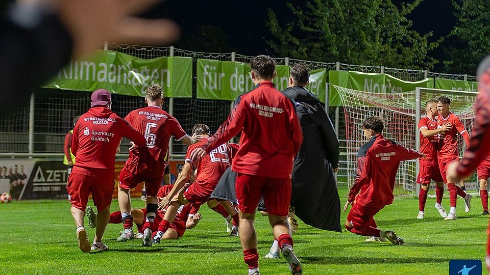 Riesenjubel beim VfB Hallbergmoos nach dem Lucky Punch gegen Unterföhring.