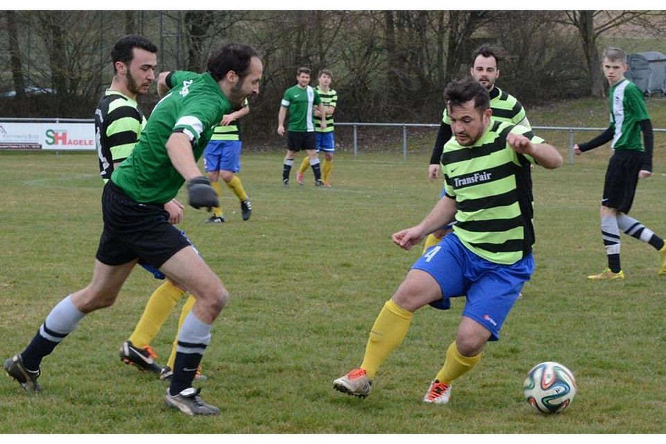 Der TSV Eutendorf (gestreifte Trikots) wurde für seinen Einsatz im Heimspiel gegen den TSV Zweiflingen mit einem knappen Sieg belohnt. Den Siegtreffer besorgte Fabian Butz (hinten rechts). Der TSV Eutendorf (gestreifte Trikots) wurde für seinen Einsatz im Heimspiel gegen den TSV Zweiflingen mit einem knappen Sieg belohnt. Den Siegtreffer besorgte Fabian Butz (hinten rechts).