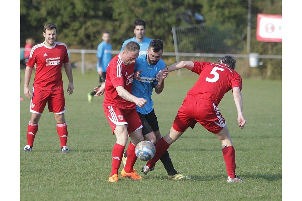 Einen bitteren Kampf hat der SV Contwig (rot) in der A-Klasse noch vor sich. Foto: Schwarz