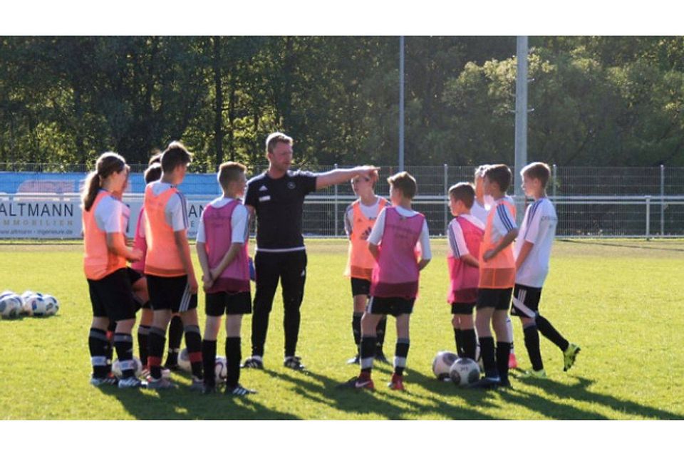 DFB-Stützpunkttrainer Andreas Herrmann (Mitte) demonstriert mit den Stützpunktspielern Trainingsformen zum Thema „Tore vorbereiten“.