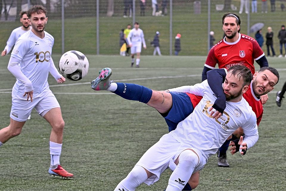 Der FC Königsbrunn (in Rot) setzte dem SV Mering zu: Tugay Demirs greift auf Karate-Techniken zurück, um Fabio Gottwald nicht an den Ball kommen zu lassen. Der FC Königsbrunn (in Rot) setzte dem SV Mering zu: Tugay Demirs greift auf Karate-Techniken zurück, um Fabio Gottwald nicht an den Ball kommen zu lassen.