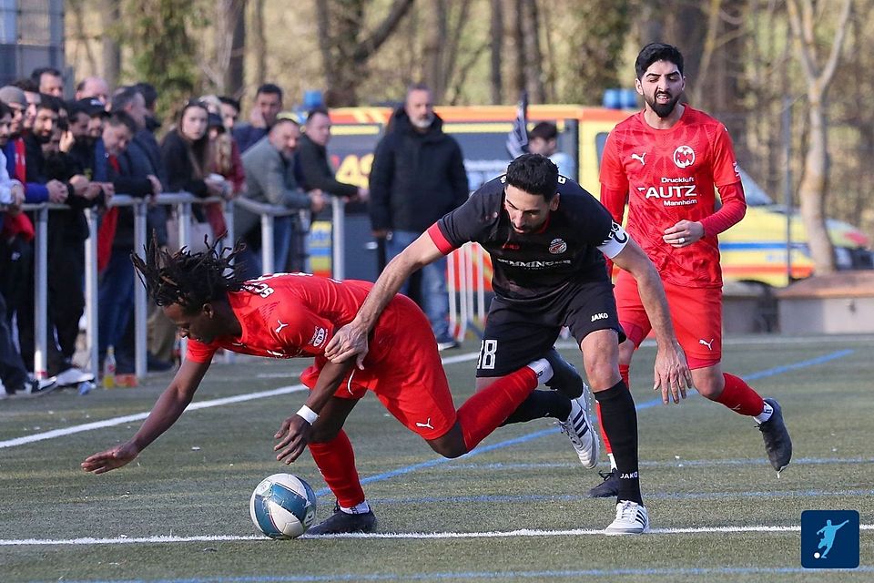 Die in schwarz gekleideten Eppinger wollen nicht schon wieder stolpern.