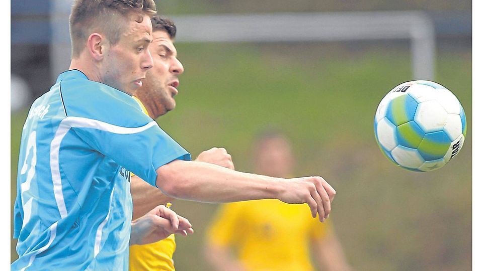 Anspachs André Stoss (vorne) setzt sich gegen Asmir Isovic durch und trifft zum 3:0.	Foto: Breier Foto: