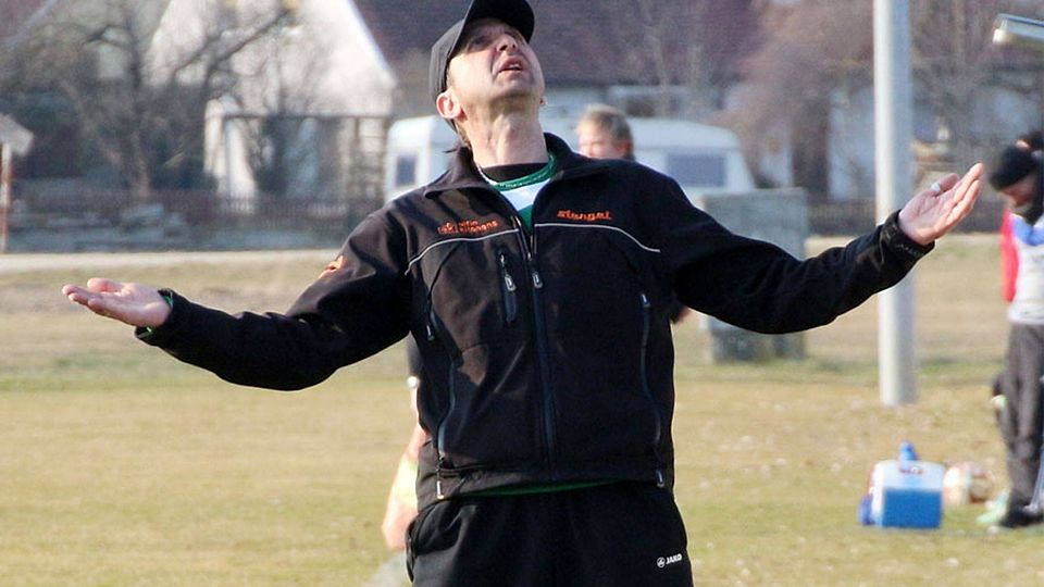 So sehr Gerhard Seidel, der neue Trainer des SC Nähermemmingen-Baldingen, auch himmlische Mächte beschwor, es half im Nachholspiel nichts. 	 F.: Dieter Mack