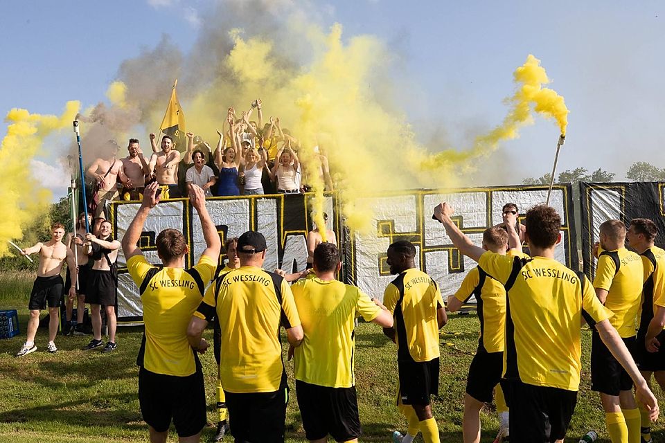 Der Anfang der Feierlichkeiten: Gemeinsam mit ihren Fans begossen die Weßlinger Fußballer den Sieg in der Relegation.