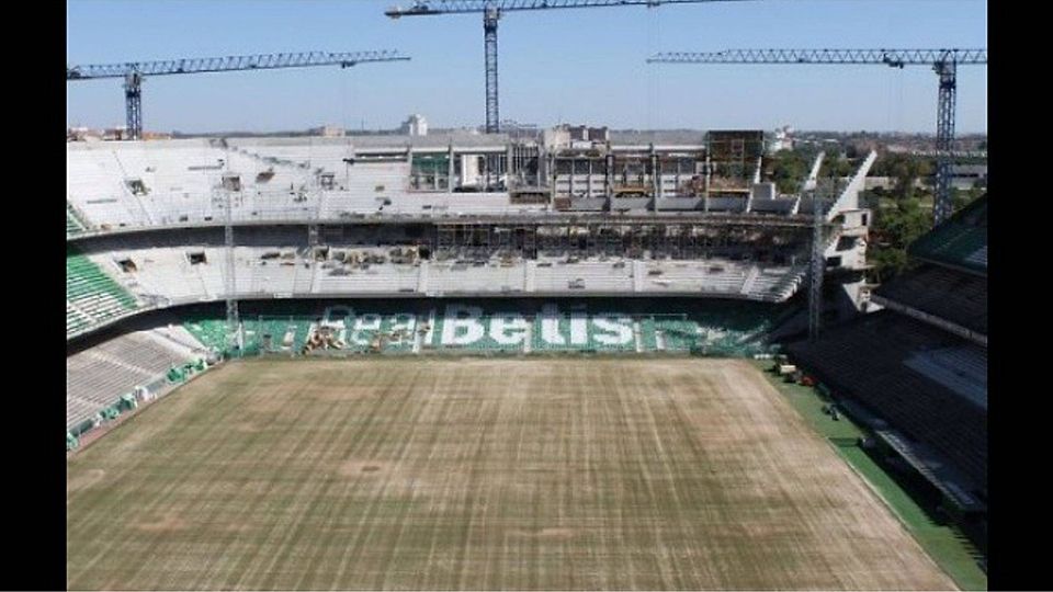 In Sevilla schwitzten Bauarbeiter bei Sommerglut im Feinstaub: Das Betis-Stadion Benito Villamarín wurde auf 60 720 Plätze erweitert.