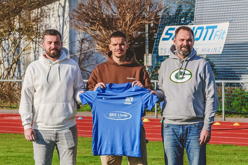 Die Schott-Funktionäre Marco Senftleben und Sascha Meeth (v.l.) freuen sich über Neuzugang Karim Zeghli (Mitte).