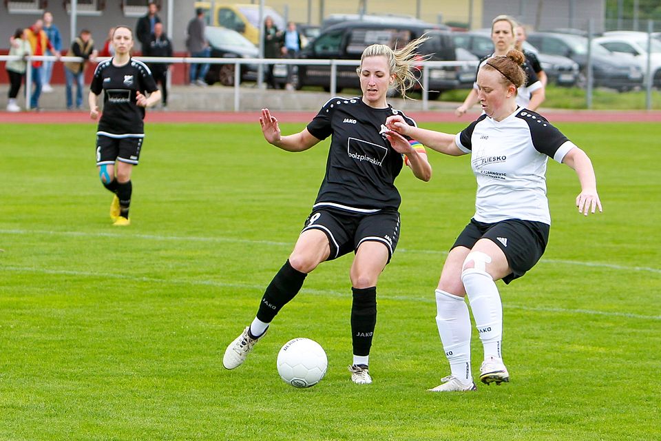 Jana Werz (in Weiß) setzt sich hier gegen Marina Dinger durch und erzielt ihr erstes von fünf Toren gegen Weisweil. Werz führt die Torjägerinnenliste der Verbandsliga mit 33 Toren deutlich an.