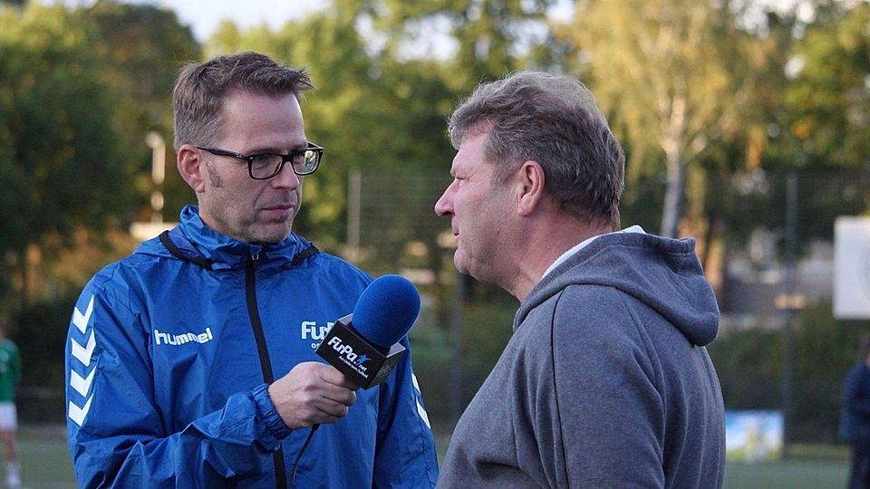 Olaf Sieweke, hier im Gespräch mit FuPa TV beim Lübbecker Kreispokalfinale im Oktober 2019.