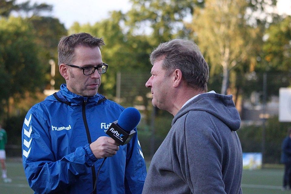 Olaf Sieweke, hier im Gespräch mit FuPa TV beim Lübbecker Kreispokalfinale im Oktober 2019.