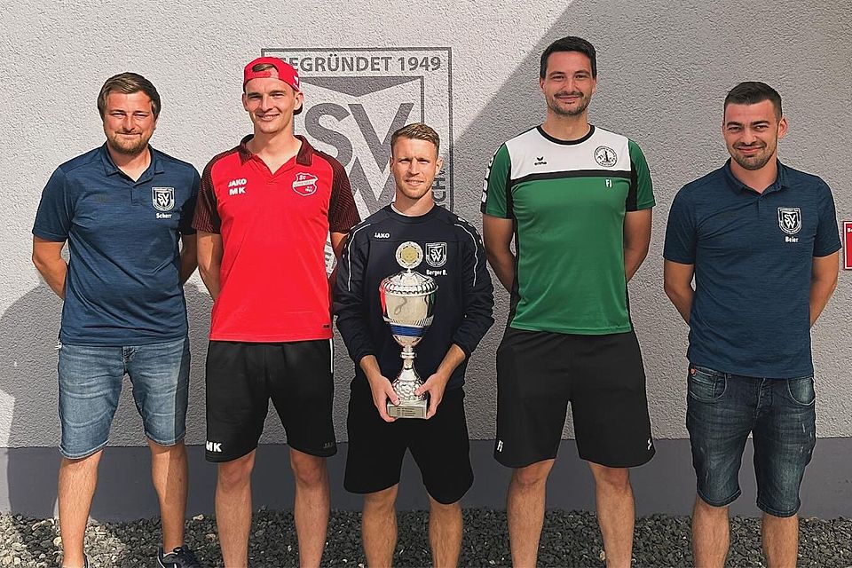 Torschützenkönig Benjamin Berger (Mitte) und sein SV Wenzenbach nahmen beim eigenen Raiffeisen-Cup den Pokal entgegen.