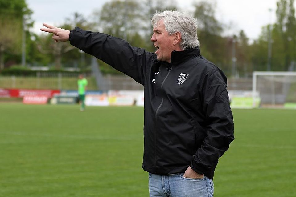Drei Mannschaften zittern noch, zwei davon spielen auch im kommenden Jahr Regionalliga. Nach dem 4:1-Sieg in Aalen hat auch der VfR Wormatia Worms mit Trainer Peter Tretter weiter die Chance auf den Klassenerhalt.