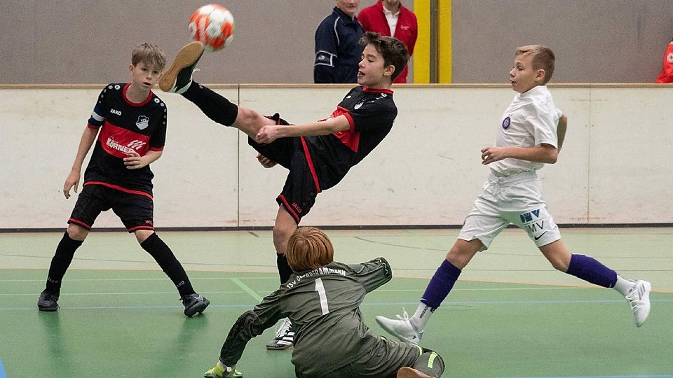 Erfolgreiche Rettungsaktion: Oberpframmerns (schwarz, von links) Benedikt Günder, Jakob Weiß und Torwart Emil Ahrens gegen Austria Wien.