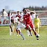Felix Habersetzer (l.) gegen Gianluca Gianni Zandt - Fußball - Bezirksliga Süd - Derby - Saison 2024/25 - SV Raisting (SVR) - ASV Habach - 19. April 2025