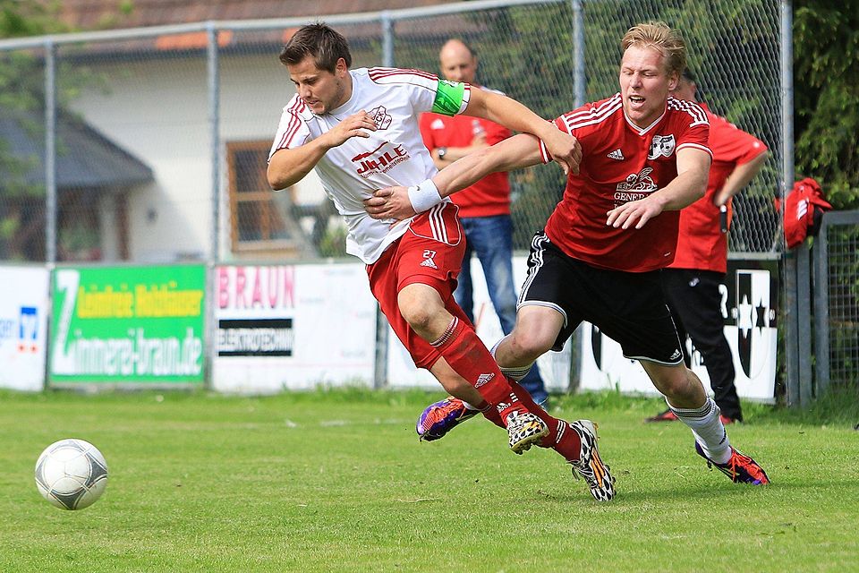 Patrick Fügner (re., SG Herdwangen/Großschönach) im Zweikampf mit Mathias Strobel vom FC Kluftern. Foto: Karl-Heinz Bodon