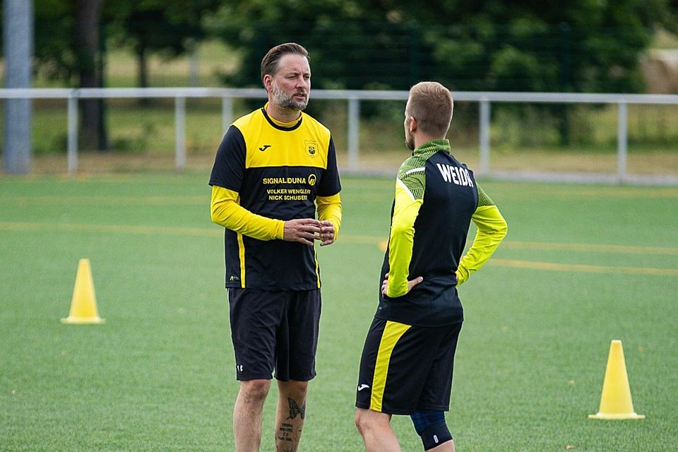 Das Trainergespann um Hendrik Penzel und Kai Schumann begrüßte am Mittwochabend die Mannschaft auf dem Roten Hügel. 