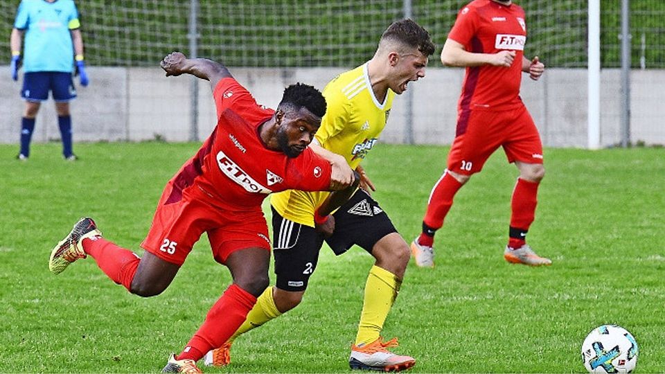 Der TSV Weilimdorf mit Aaron Nkansah (links) hatte bei seinem Auftritt im Echterdinger Sportpark Goldäcker einen ziemlich schweren Stand. Foto: Günter Bergmann