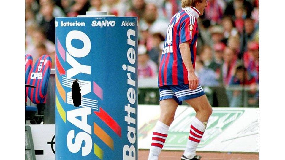 Klinsmann und die Tonne: Der Stürmer war wütend nach seiner Auswechslung. Foto: Archiv/imago