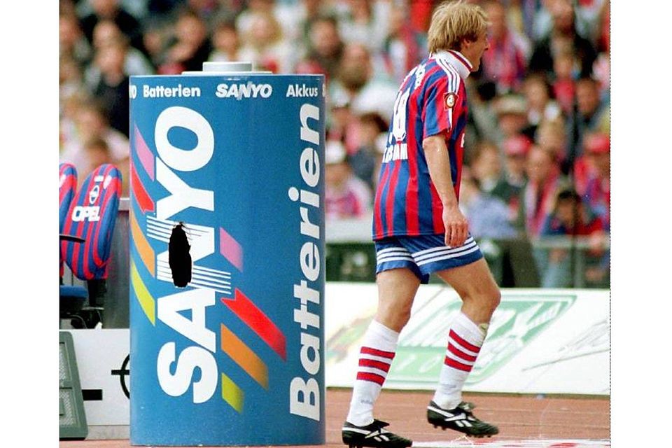 Klinsmann und die Tonne: Der Stürmer war wütend nach seiner Auswechslung. Foto: Archiv/imago