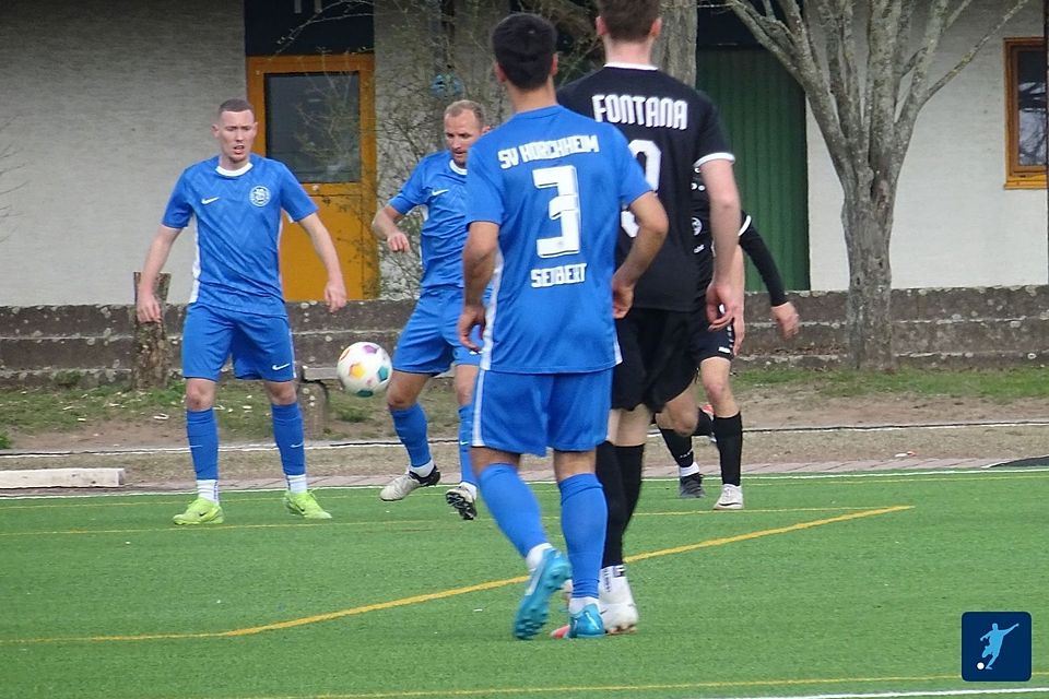 Der SV Horchheim (blaue Trikots) bleibt an Tabellenführer Neuhausen dran.