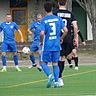 Der SV Horchheim (blaue Trikots) bleibt an Tabellenführer Neuhausen dran.