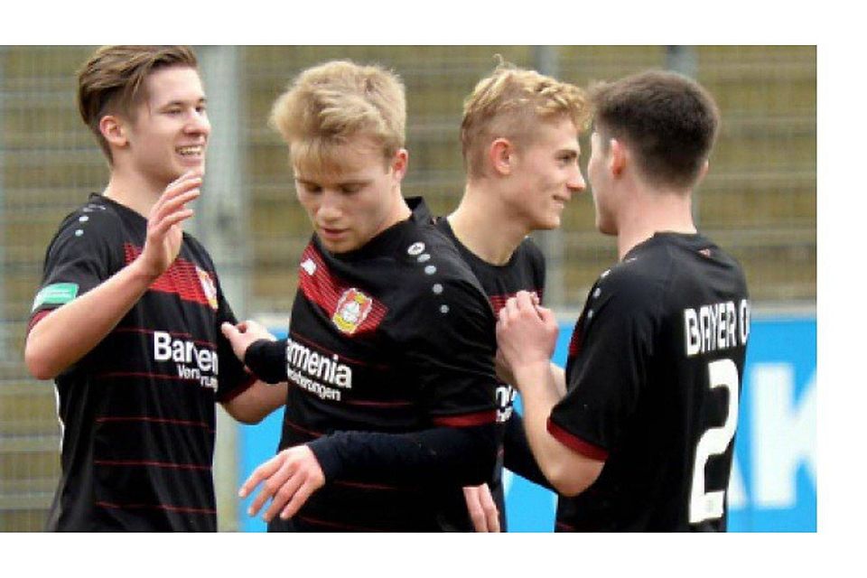 Jakub Bednarczyk (links) erzielt das 1:0 für die Leverkusener A-Junioren gegen Rot-Weiß Oberhausen. Foto: Uli Herhaus