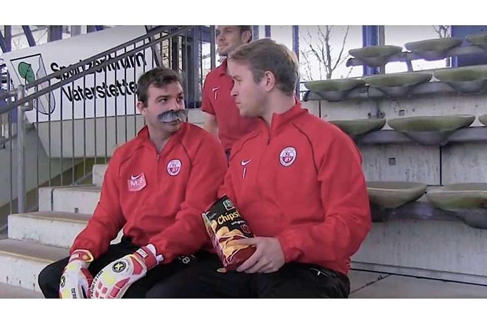 In den Hauptrollen: Franz Glasl als Manuel Neuer und Daniel Leuverink als verdutzter Daniel Leuverink. FOTO: Screenshot SCBV.tv