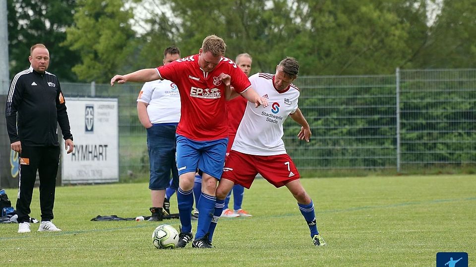 Oliver Herold im Zweikampf mit Stades Christian Neumann.