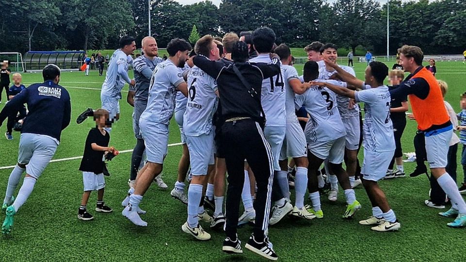  Nach dem Abpfiff jubelt die Mannschaft des TSV Meerbusch über den Klassenerhalt.