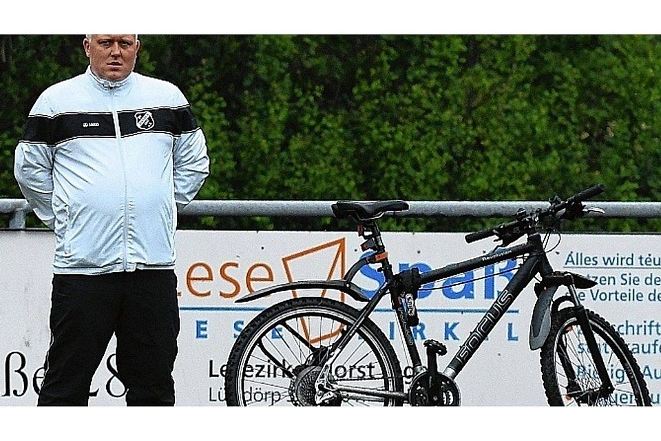 Fahrradfahrten statt Mannschaftsbus: Wasbeks Trainer Riko Bromm wird weiterhin eher kurze Wege zu den Auswärtsspielen haben. Sein Team verpasste eines der begehrten Verbandsligatickets und bleibt somit Kreisligist.Sell