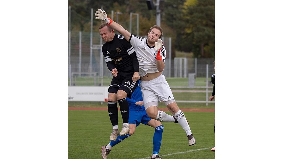 Auch auf seine Paraden kommt es an: Poings Keeper Krystian Antelmann (r.), hier gegen Kirchseeons Torjäger Danny Hahne, will im Topspiel nichts zulassen.
