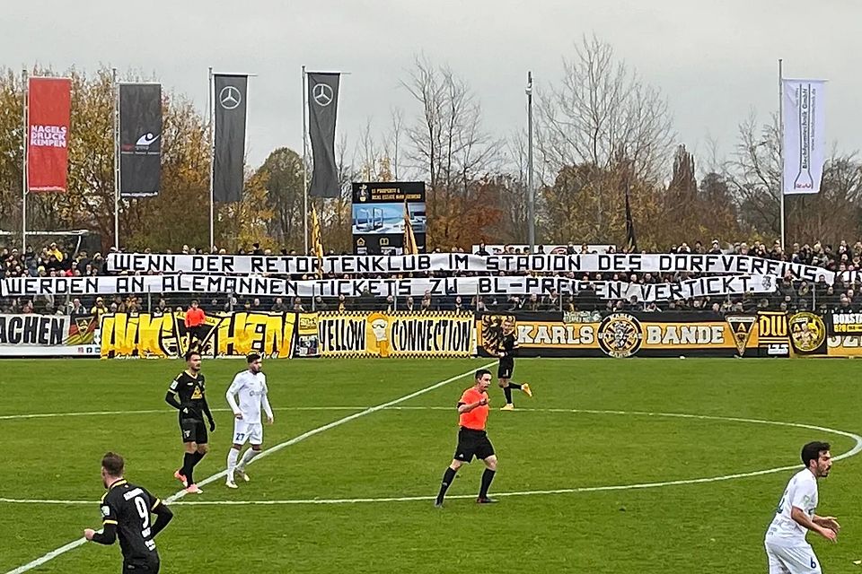 Aachen-Fans protestierten gegen die hohen Ticketpreise des Nachbarn Düren. 