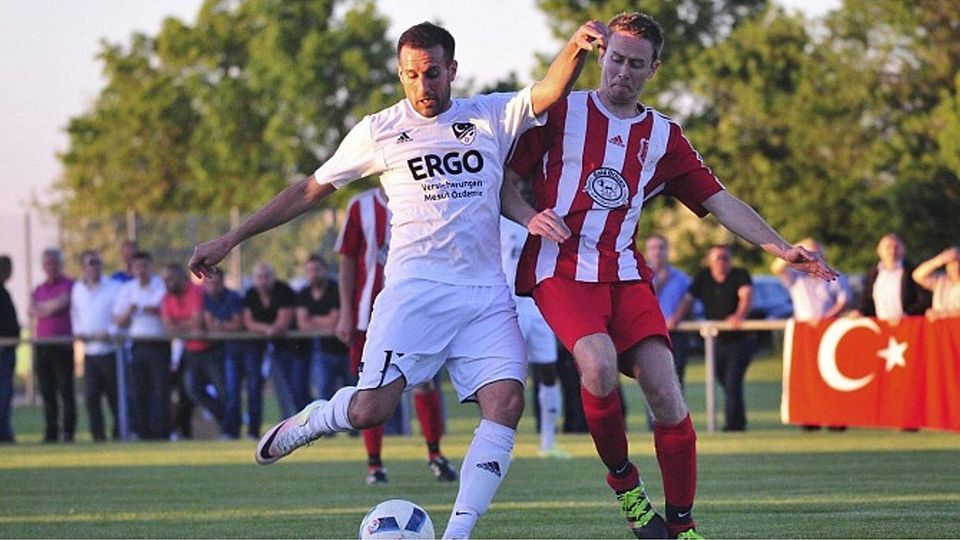 Bereits am Freitag hatte sich Türkgücü Ehingen (weiß) mit dem 2:0-Sieg beim BSV Ennahofen die Meisterschaft gesichert. SZ-Foto: mas